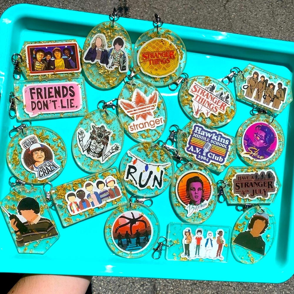 3 PACK Stranger Things Sticker & Gold Flakes Resin Keychains MYSTERY BUNDLE - Picture 16 of 16